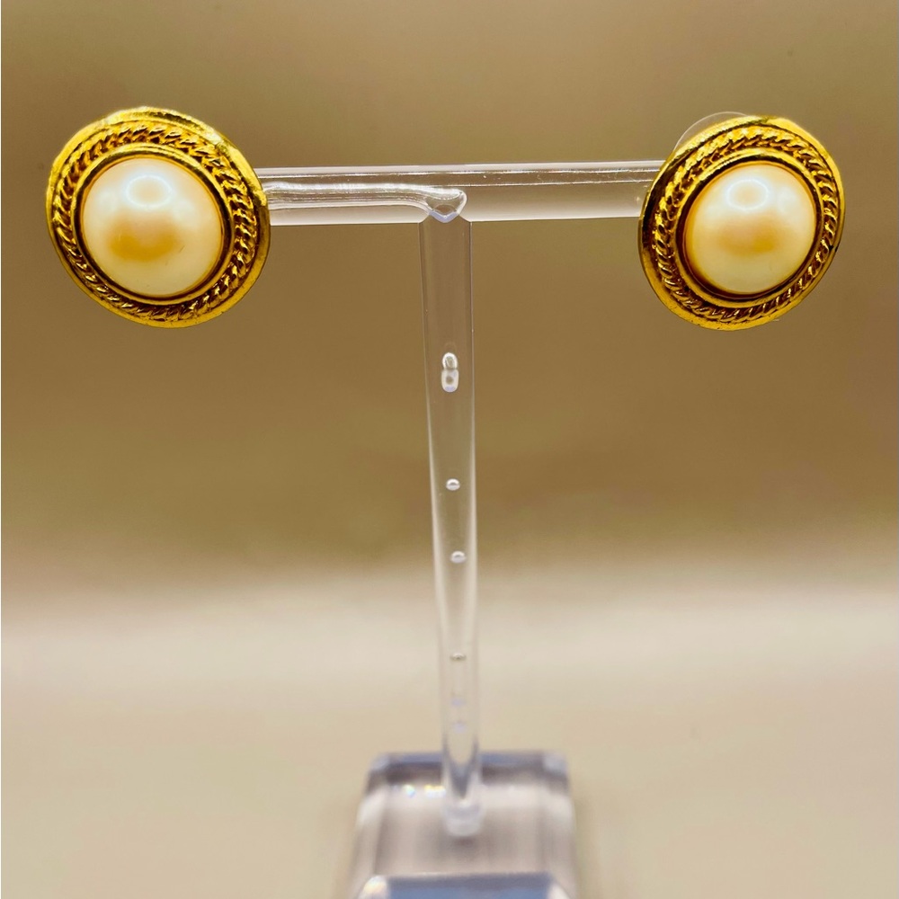 Vintage pearl stud earrings. Gold tone. Pierced. Classic. Feminine. Romantic.